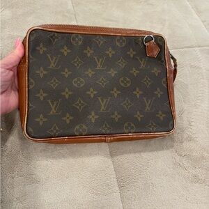 AUTHENTIC louis vuitton clutch/crossbody